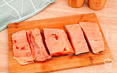 Нарежьте горбушу крупными кусками.