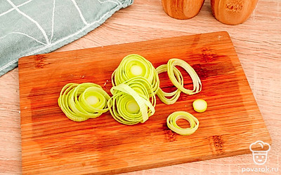 Нарежьте кольцами лук-порей.