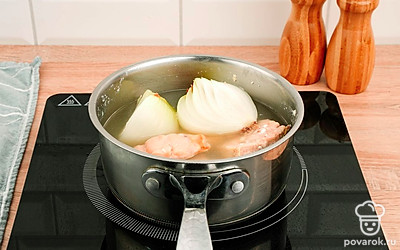 Приготовьте рыбный бульон из горбуши. Для этого отварите горбушу, репчатый лук и лавровый лист в течение 10-15 минут, добавьте соль и перец по вкусу.