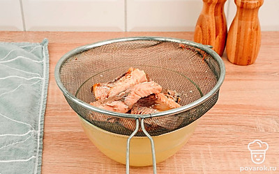 Слейте бульон в отдельную емкость.