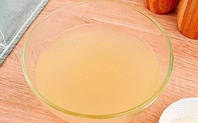 Разведите в горячем бульоне желатин.