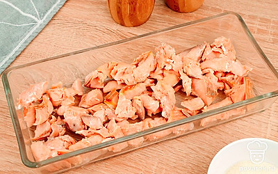 Удалите у горбуши кости, хрящи и кожу, разделите на небольшие кусочки и выложите ими форму для заливного.