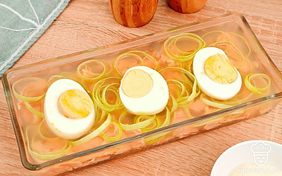 Залейте форму рыбным бульоном с желатином и поставьте в холодильник на 5 часов.