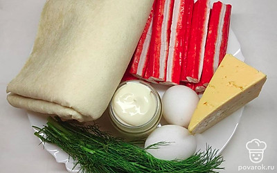 Распакуйте лаваш и крабовые палочки. Отрежьте сыр. Промойте укроп. Подготовьте яйца и сливочный сыр.