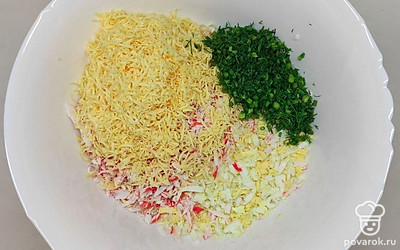 Отварите яйца. Пока варятся яйца, натрите крабовые палочки на крупной терке, а сыр на мелкой. Укроп мелко покрошите. Когда яйца отварятся очистите их от скорлупы и разомните вилкой. Соедините эти ингредиенты в салатнице.