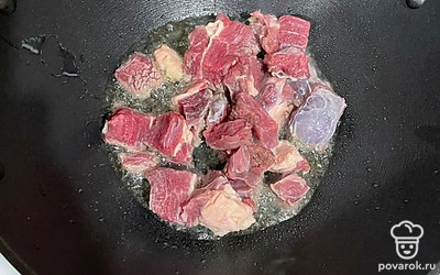 Жарим мясо на масле 15 минут.