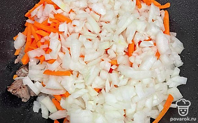 Режем морковь и лук, добавляем к мясу.