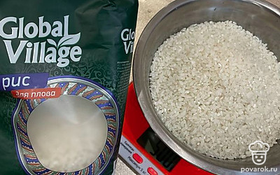 Рис замачиваем в холодной воде.