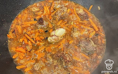 Доливаем в казан кипяток и готовим овощи с мясом 1 час.