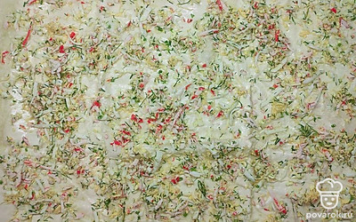 Разложите лаваш. Смажьте его сливочным сыром и выложите начинку. Сверните лаваш в рулет и отправьте в холодильник на час. По прошествии часа достаньте рулет из лаваша и нарежьте его на средние кусочки.