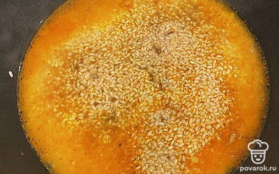 Добавляем рис и еще кипятка. Томим под крышкой на медленном огне 20 минут.