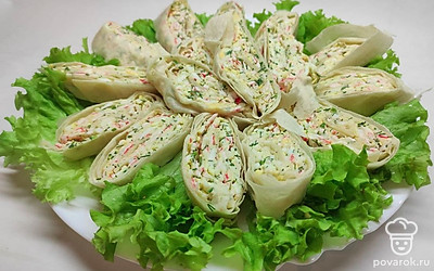 Выложите готовую закуску на салатные листья.