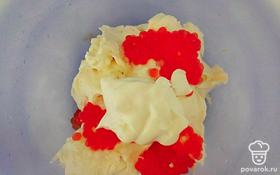 Плавленый сырок хорошо охладите и натрите на терке. Добавьте майонез, чеснок и красную икру. Все это перемешайте до однородной массы.