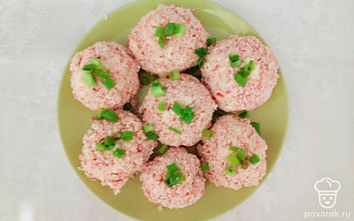 Выложите шарики на тарелку. Украсьте их зеленью. Положите для яркости и контраста дольки помидор, оливки.