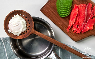 Приготовьте яйцо пашот. Вскипятите немного воды. Возьмите небольшое сито и разбейте в него яйцо. Благодаря этому отцедится лишний жидкий белок. Аккуратно опустите яйцо в воду и варите 3,5 минуты.