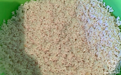 Для начала нужно промыть рис в холодной воде минимум 5 раз, пока вода не станет прозрачной. Затем залить рис водой на полчаса, пока он не станет белым. Пока рис отдыхает, можно заняться мясом.