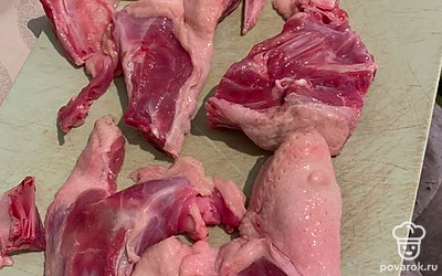 У меня это набор для супа из утки. В плове я люблю больше рис, чем мясо, поэтому мне нравится такое соотношение крупы и мяса. Кусочки утки нужно помыть, нарезать на более мелки части.