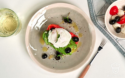 Перед подачей поверх тоста с филе семги выложите кружочки маслин.