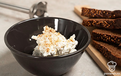 Сделайте паштет. Брынзу измельчите руками или ножом. Смешайте блендером брынзу, чеснок, грецкие орехи и сливочный сыр в течение 3 минут до однородного воздушного состояния.