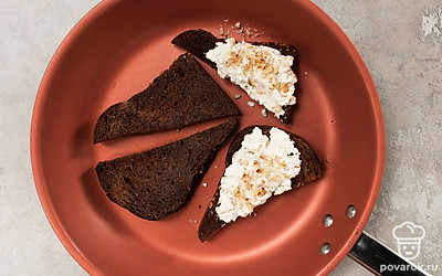 Приготовьте тосты. На разогретом растительном масле на среднем огне обжарьте хлеб по 2 минуты с каждой стороны до золотистой корочки. Намажьте на тосты паштет толстым слоем.