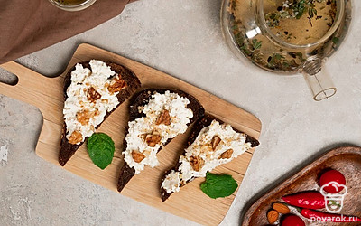 Подавайте тосты с сырно-ореховым паштетом, украсив их кусочками грецких орехов.