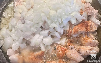 Добавляем специи и мелко нарезанный кубиками лук. Обжариваем на среднем огне около 5 минут, помешивая лопаткой.