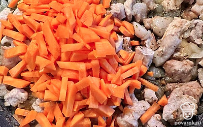 Морковь нарезаем соломкой и выкладываем в сковороду.