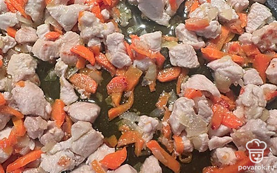 Перемешиваем и обжариваем в течение 3 минут на среднем огне.