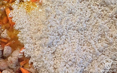 Рис промываем холодной водой и выкладываем в сковороду.