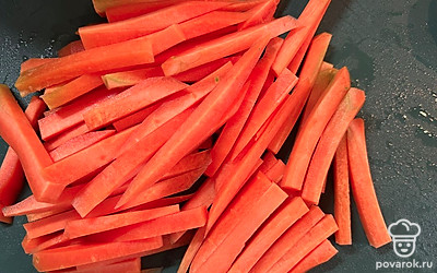 Нарезать морковь.