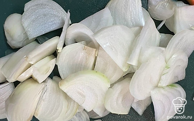 Нарезать лук.