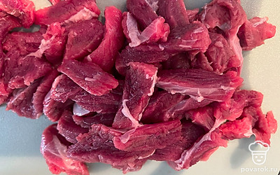 Мясо нарезать.