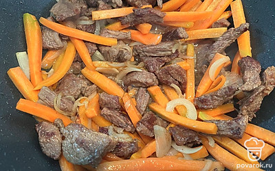 Обжарить мясо с овощами на сковороде примерно 7-10 минут.