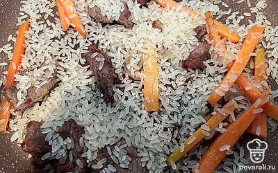 Всыпать в сковороду рис.