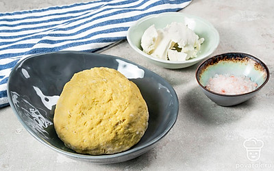 Подготовьте тесто к выпечке. Обомните тесто, сформируйте шар и выложите его на противень. Снова накройте заготовку полотенцем и оставьте в теплом месте еще на 30-40 минут. Когда заготовка увеличится, ее пора будет выпекать.