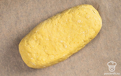 Испеките кукурузный хлеб. В разогретую духовку поставьте хлеб на 30-40 минут. Ориентируйтесь на звук: при постукивании по готовому хлебу будет слышен глухой звук. Готовый хлеб выложите на решетку и остудите.