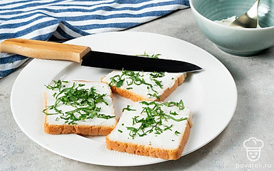 Сделайте тосты. Нарежьте кукурузный хлеб ломтиками, подсушите их в тостере и смажьте мягким сыром. Посыпьте тосты зеленью петрушки.