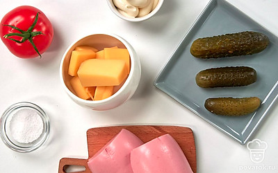 Удобно разложите на столе необходимые продукты. Вымойте помидор и зелень, обсушите их с помощью бумажного полотенца. Зелень для подачи мелко нарежьте. Приготовьте противень и пергаментную бумагу. Включите духовку на 180 градусов.