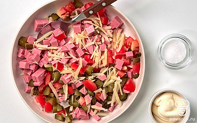 Подготовьте продукты для тоста. Нарежьте колбасу кубиками, положите в миску. Помидор и маринованные огурцы мелко нарежьте и добавьте к колбасе. Сыр натрите на крупной терке, отправьте в миску. Добавьте майонез и соль по вкусу, тщательно перемешайте.