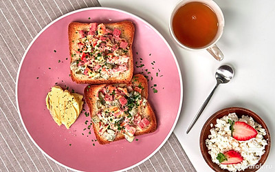 Тост с вареной колбасой перед подачей посыпьте измельченной зеленью.