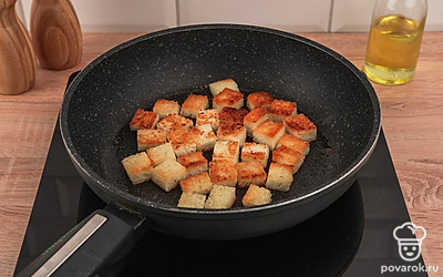 Обжаривайте до золотистой корочки, а после переверните гренки на другую сторону.