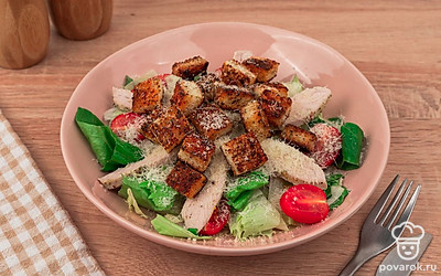 Лучше всего добавлять гренки в готовое блюдо, особенно в салат «Цезарь»! Благодаря травам и специям, хрустящие гренки разнообразят вкус блюда, а еще сделают его аппетитнее и вкуснее!