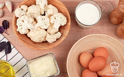 Подготовьте все ингредиенты. Промойте цветную капусту.