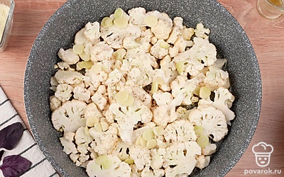 Влейте в сковороду немного оливкового масла. Обжарьте цветную капусту.