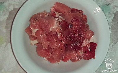 Нарежьте охлажденную свинину кубиками.