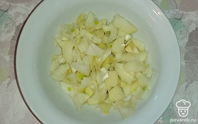Репчатый лук почистите, нашинкуйте мелко. 