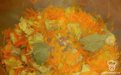 Выложите натертую на крупной терке морковь, лавровый лист, перец горошком, специи по вкусу. 