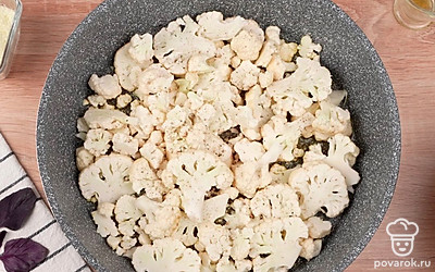 Добавьте чеснок , соль и черный молотый перец по вкусу.