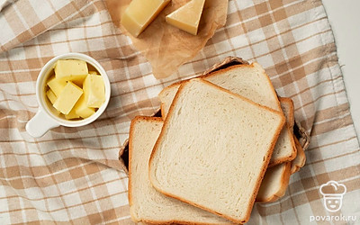 Сыр нарежьте заранее. Укроп для подачи промойте, обсушите, отделите зелень от веточек.