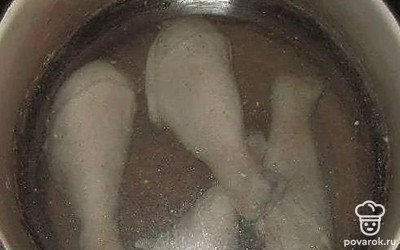 Куриную голень промойте, варите до готовности.